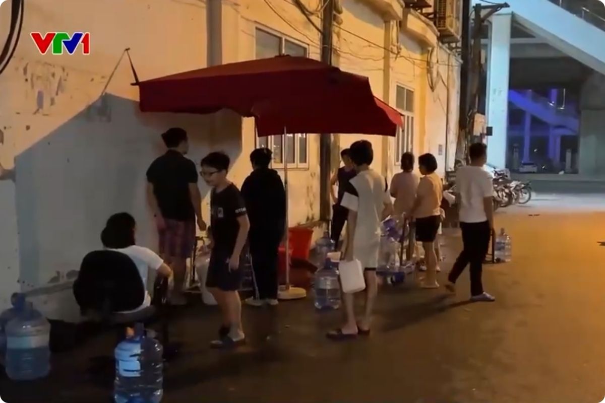 Nhiều cư dân ở Hà Nội xếp hàng lấy nước vì bể ngầm ô nhiễm