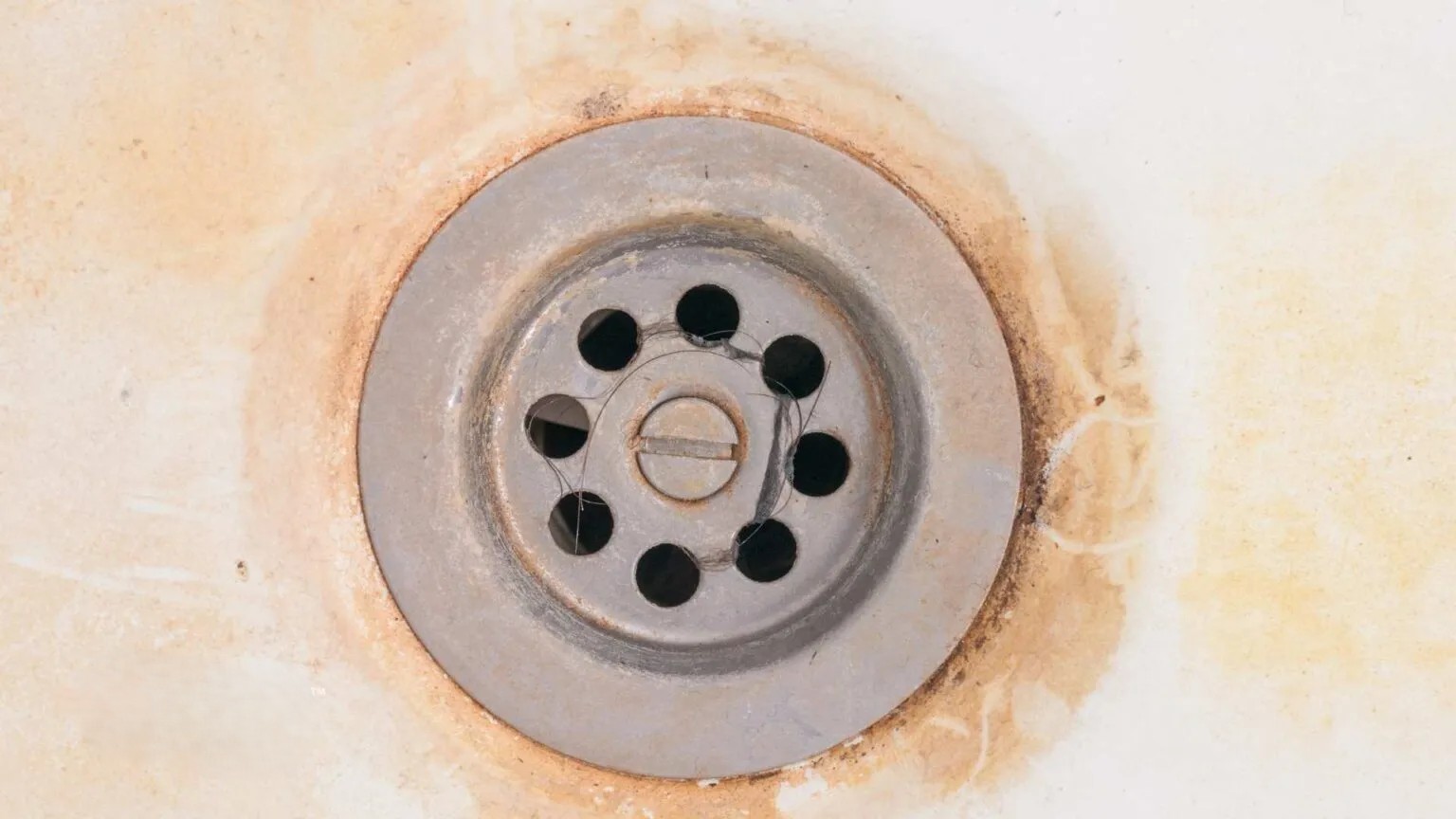 Nước chứa sắt gây ố vàng và mất thẩm mỹ