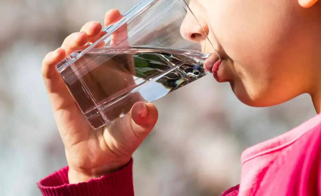 su-anh-huong-den-suc-khoe-con-nguoi-neu-co-uranium-trong-nuoc