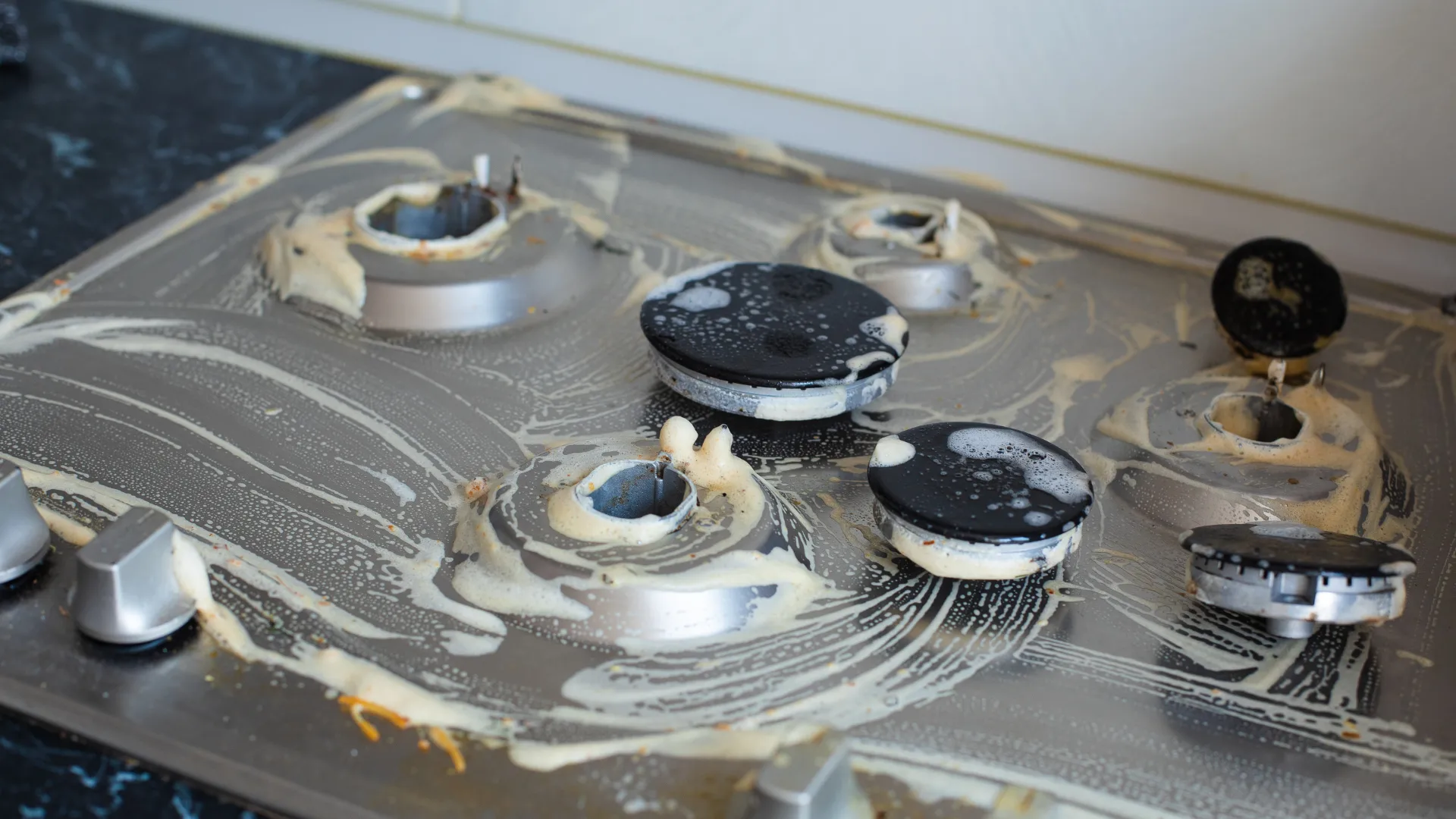 Gây hư hại bề mặt thiết bị trong nhà