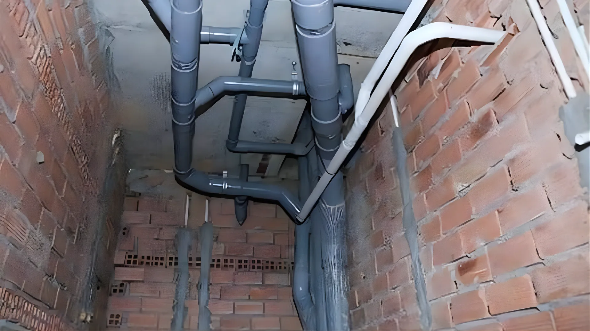 Gây hư hại thiết bị và đường ống nước trong nhà